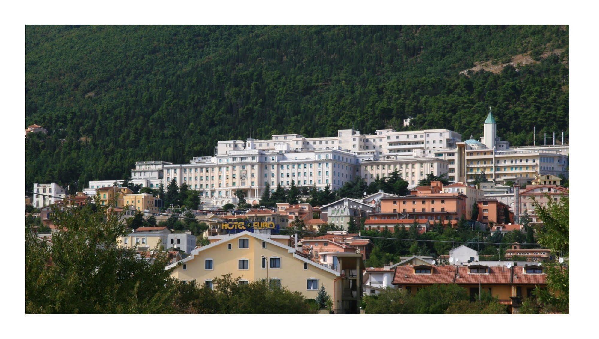 Hotel E Appartamenti La Solaria Сан Джовани Ротондо Екстериор снимка