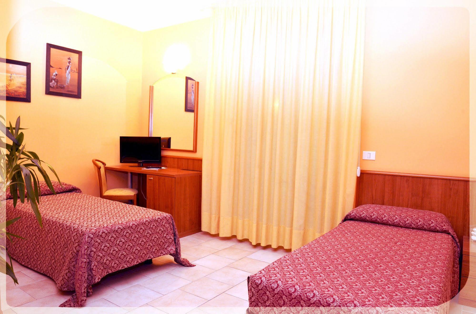 Hotel E Appartamenti La Solaria Сан Джовани Ротондо Екстериор снимка